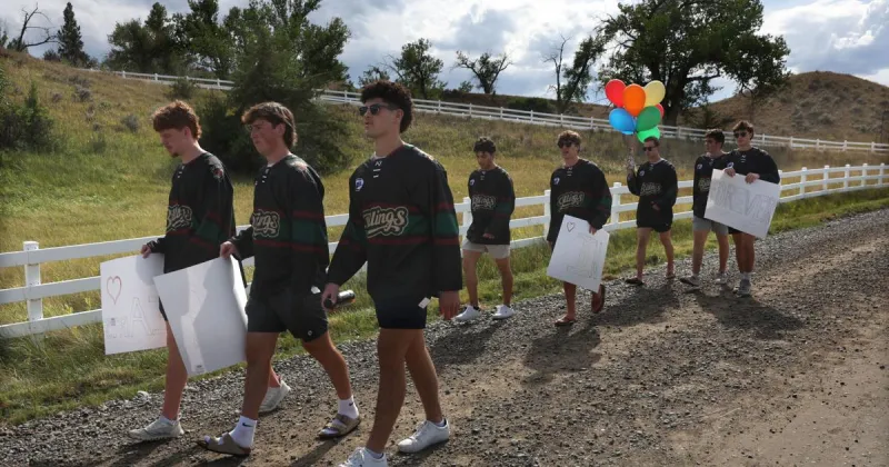 Photo: Hockey players hold vigil on route to memorial service