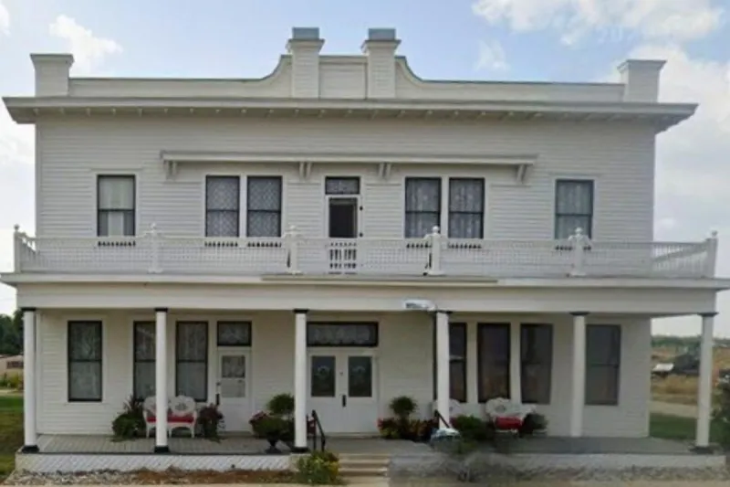 Why This Colonial Revival Hotel In Lavina Draws Every Passerby In