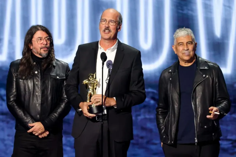 Nirvana Receives Video Vanguard Award at MTV VMAs