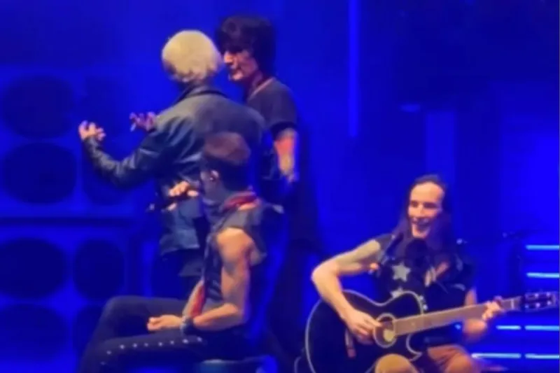 Watch Motley Crue Crash Extreme's 'More Than Words' Performance