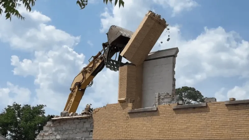 Downtown New Bern landmark razed Friday; site to become 200-plus-space parking lot