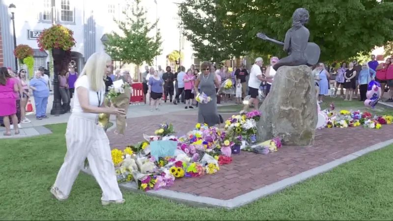 Sevierville mourns Dolly Parton as residents honor hometown icon at her statue