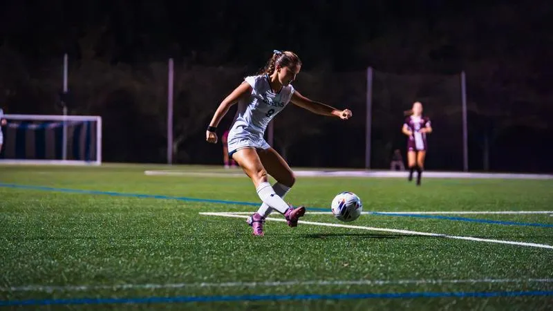 Second-Half Surge Lifts Winthrop Past Queens