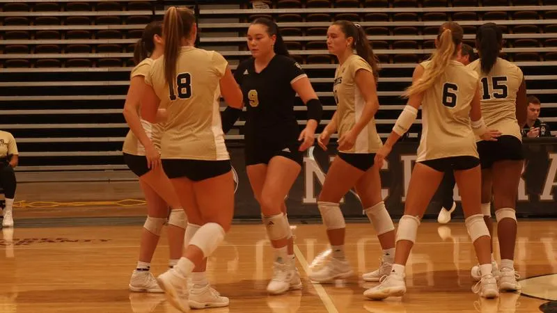 Volleyball Wraps Up Shark Invitational With A Split