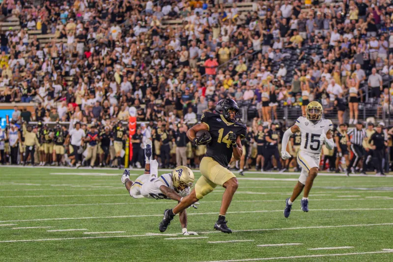 All zipped up: Football handles Akron in season-opening victory