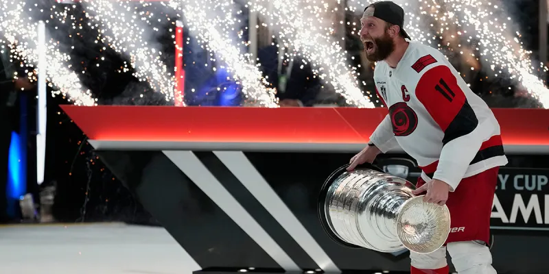 Staal signs 1-year extension with Hurricanes through 2027-28 season