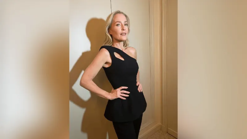Former 'X-Files' star Gillian Anderson clarifies her orientation