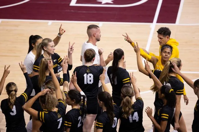 Volleyball Goes 2-0 in First Day of Geri Polvino Invitational