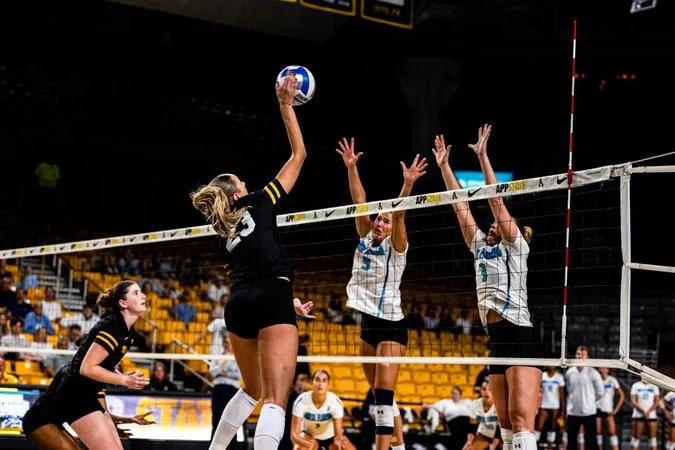 Mountaineers Drop Five-Set Battle to Eastern Kentucky; Grevengoed, Davis Earn All-Tournament Honors