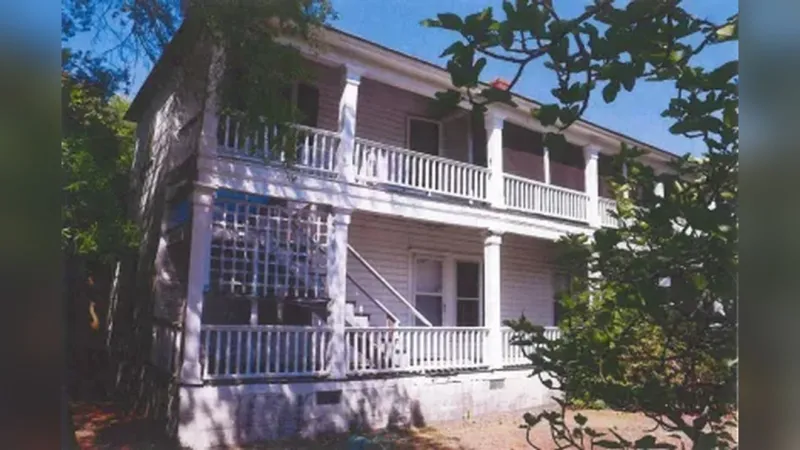 Beaufort offers historic Inlet Inn structure for free to anyone who can relocate it