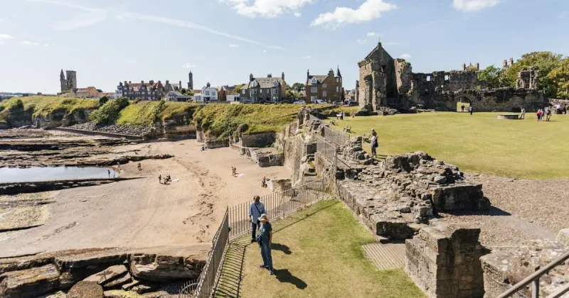 Rick Steves' Europe: St. Andrews: Hit the links, books, and beach