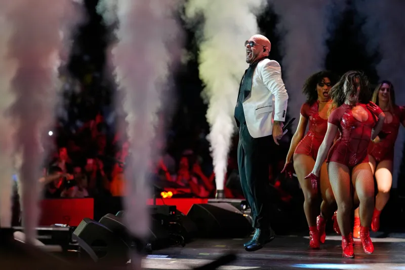 The stream: Oasis doc, Pitbull, 'Carrie' series, 'Gears of War: E-Day,' 'Disclosure Day'
