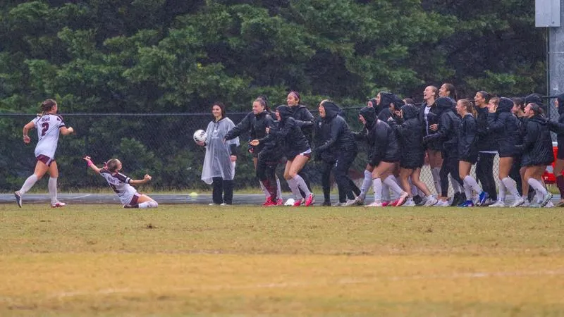 Hartman's second half goal pushes Bears past Trojans