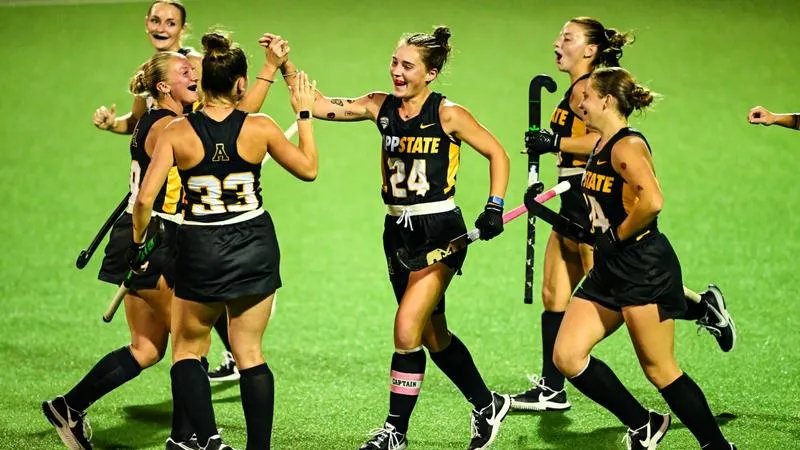 Baxter's Hat Trick Powers Field Hockey Past Central Michigan in 5-0 Shutout