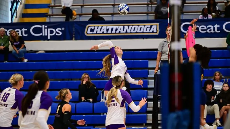Volleyball Sweeps Chattanooga on Saturday Afternoon