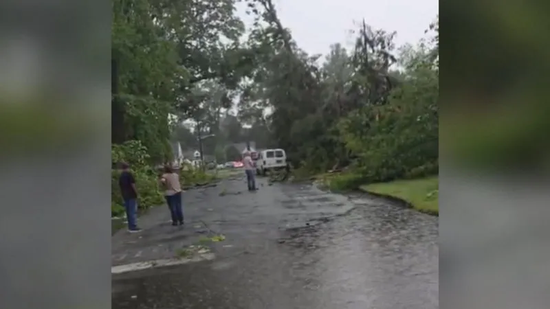 Severe weather strikes Midwest, moves to East