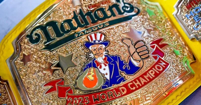 Joey Chestnut survives heat, wins Nathan's Hot Dog Eating Contest