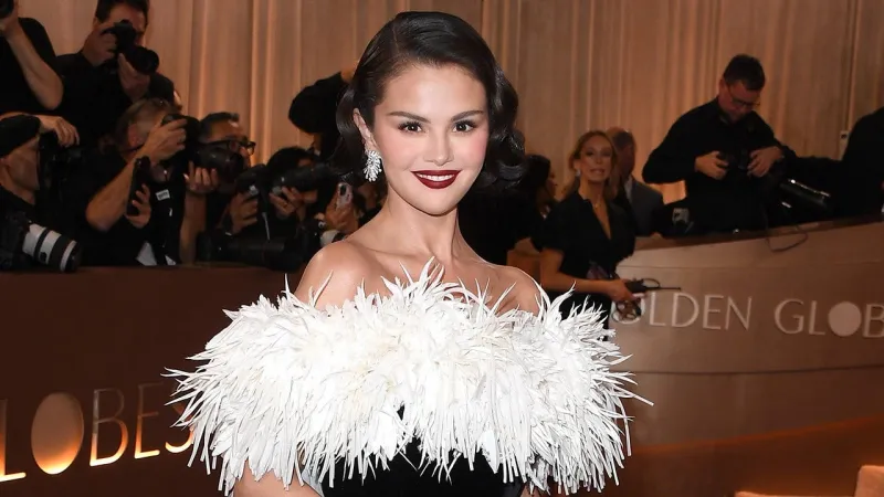 Selena Gomez posts swimsuit-filled yacht vacation photos with husband Benny Blanco