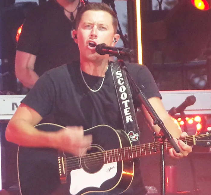 McCreery entertains thousands at Lincoln County Fair