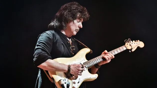 Ritchie Blackmore joins Deep Purple onstage for performance of 'Smoke on the Water'