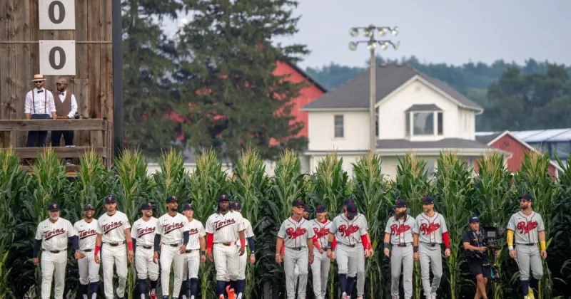 Kyle Schwarber's 2 HRs helps Phillies top Twins in Field of Dreams game