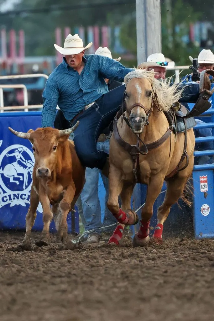 Sweet night for breakaway, barrel racing winners at Hastings rodeo