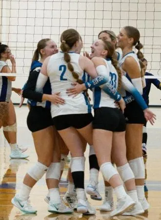 Volleyball participates in day one of Friends Invitational
