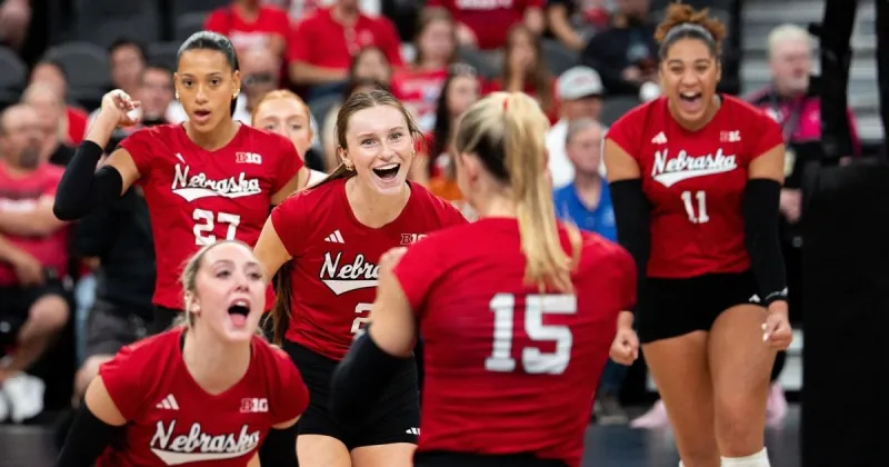 Andi Jackson, 'smothering' block leads No. 1 Nebraska volleyball to sweep; No. 2 Texas awaits