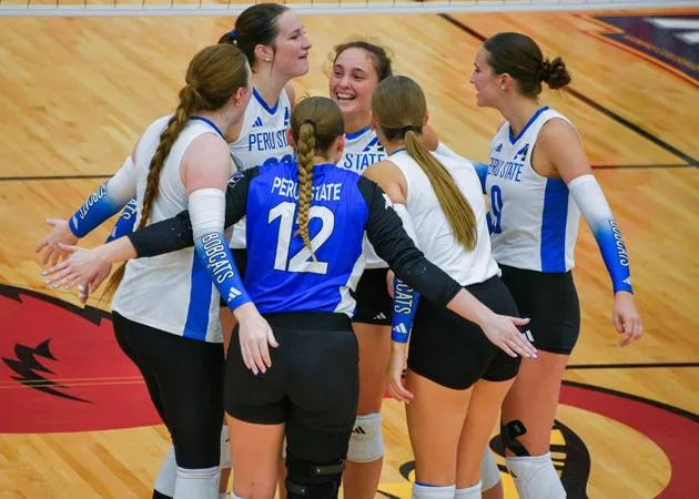 Volleyball drops exhibition match to Lopers