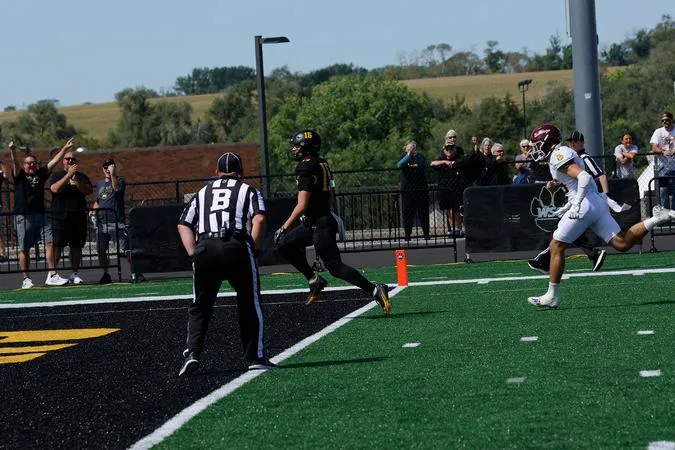 #15 Minnesota Duluth edges Wildcats 20-13