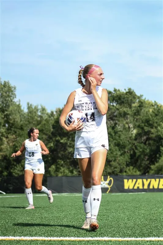 Cats go 1-1 in conference openers