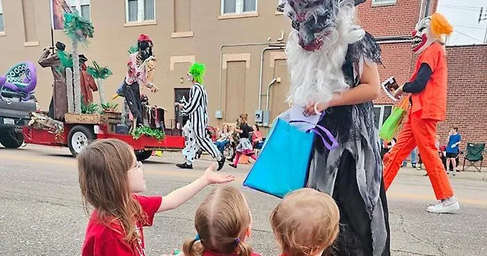 Norfolk Lions Club parade draws 98 entries, honors top floats, marching bands