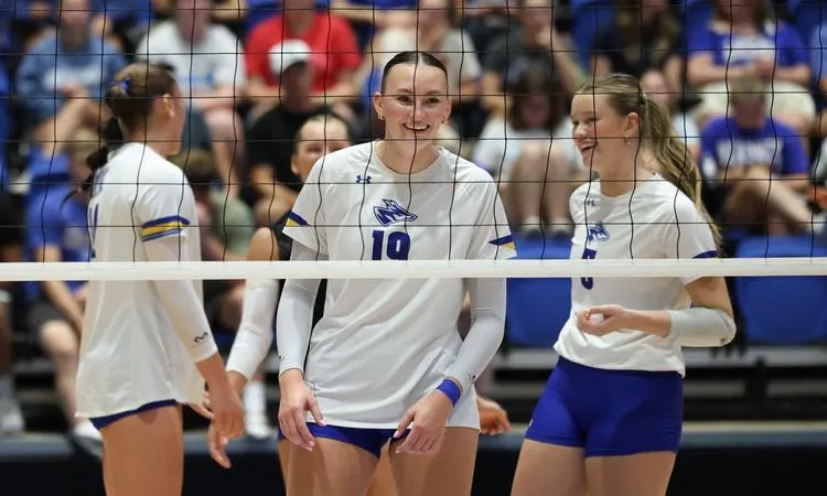#7 UNK Keeps Set Streak Alive Against Sturdy Gorillas