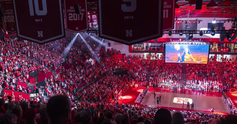 Just Askin': Sellout streak, volleyball court's cozy confine, bemoaning Big Noon