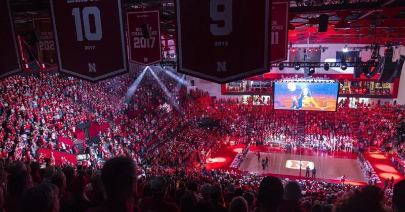 Just Askin': Sellout streak, volleyball court's cozy confine, bemoaning Big Noon