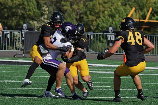 Defense comes up big in Wildcats' 17-14 win over Winona State