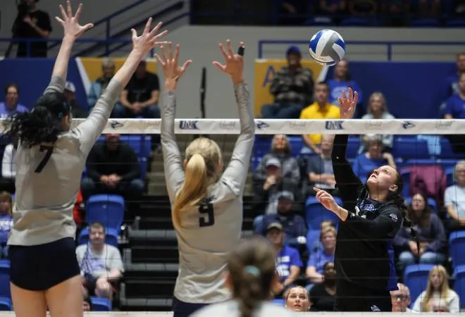 Set Streak Ends But #5 Lopers Take Care of Business; #7 Griffs Up Next