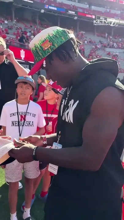 Chiefs RB Emmett Johnson signs autographs in Memorial Stadium (Video)