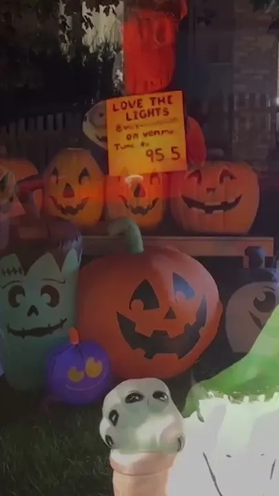 Halloween light show takes over west Omaha yard (Video)