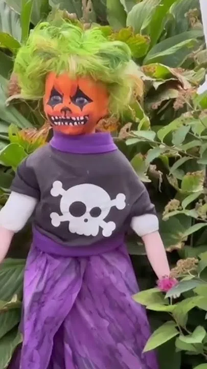 Creepy dolls and jumping creatures gives this yard haunt a terrifying edge (Video)