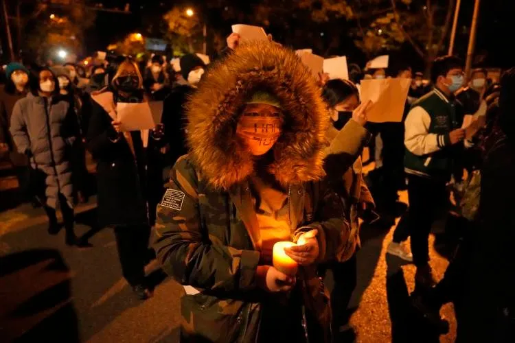 Crowd angered by lockdowns calls for China's Xi to step down