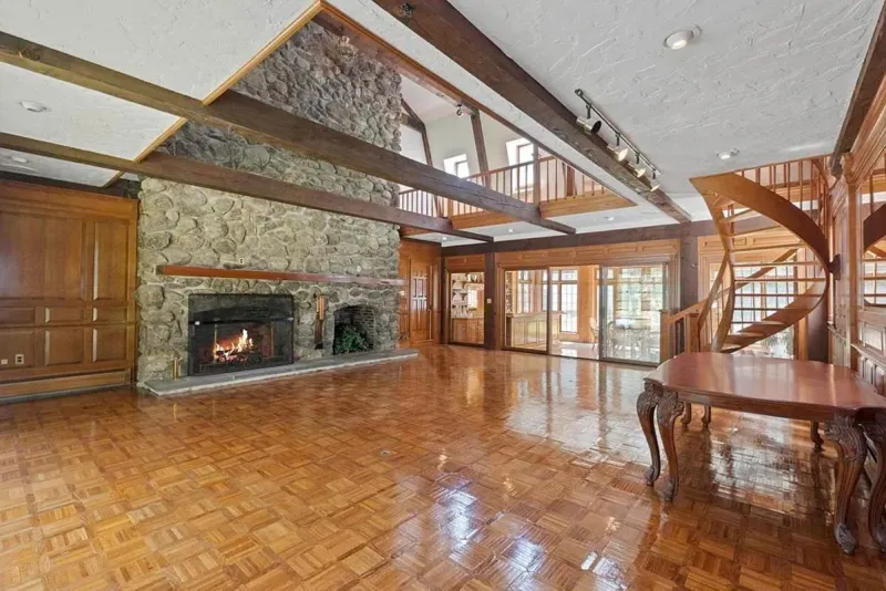 Massive Great Room Makes Entertaining a Breeze in This Massachuse