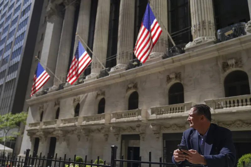 Wall Street ends an uneven day of trading with mixed results