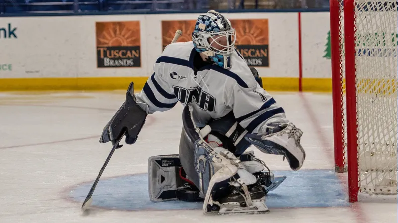 Harnett Makes 21 Saves in 1-0 Loss to #14 UConn