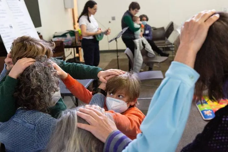 Tot Shabbat event brings Jewish generations together in West Lebanon