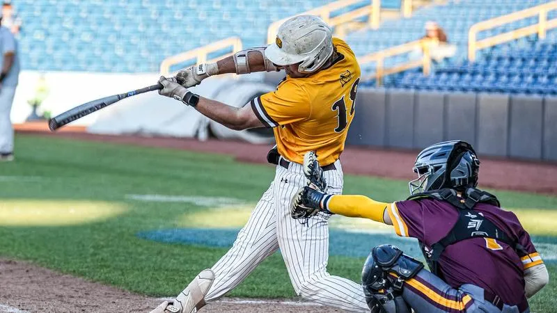 Kreyenhagen and Struble Help #4 Baseball Stay Alive in the World Series with 8-3 Win over #6 Salisbury