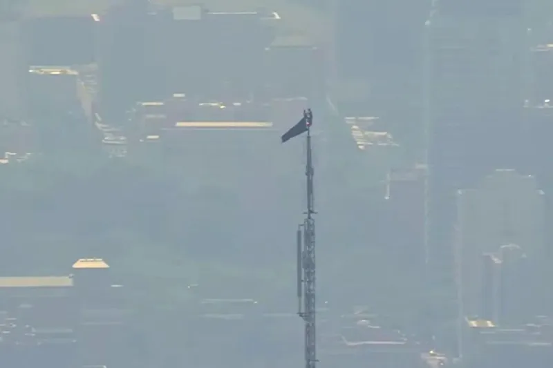 Empire State Building climbers unfurl peace banner
