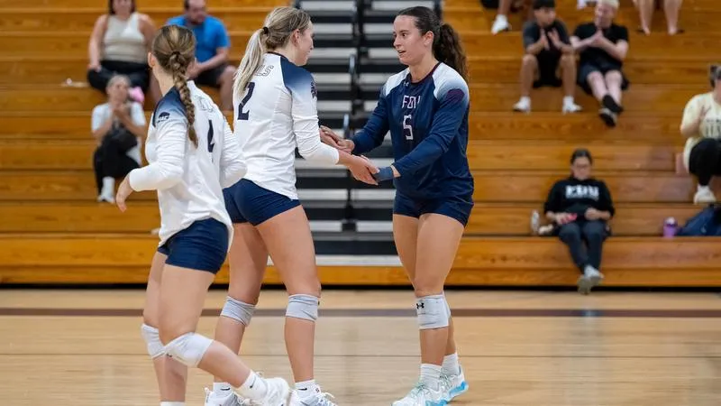 Volleyball Splits Tri-Match with Emmanuel and John Jay