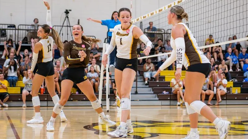 Volleyball Finishes Play at Batten Marlin Invitational with a Split