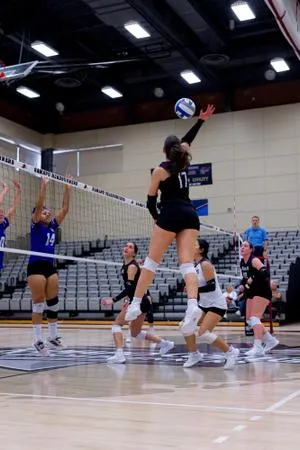 WOMEN'S VOLLEYBALL DROPS TWO MATCHES ON THE ROAD